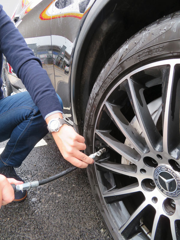 Customer Inflating Tyre